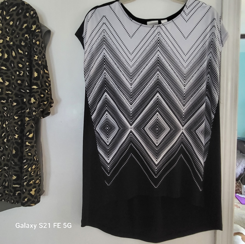 CHICO'S Black and White Geometric Top